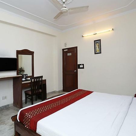 Hotel garden view Delhi  Buitenkant foto