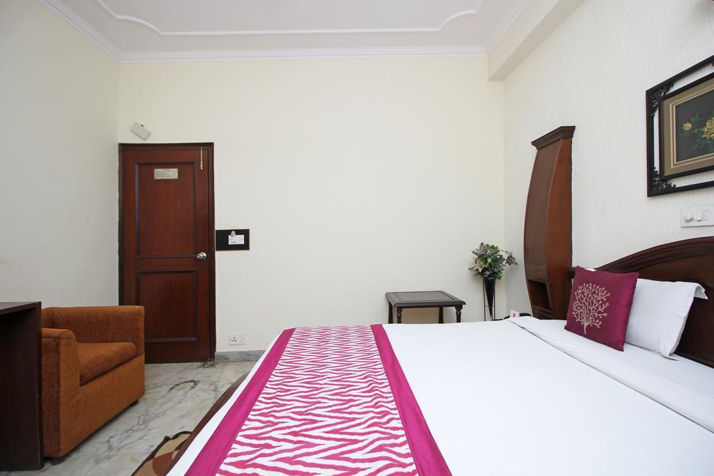 Hotel garden view Delhi  Buitenkant foto
