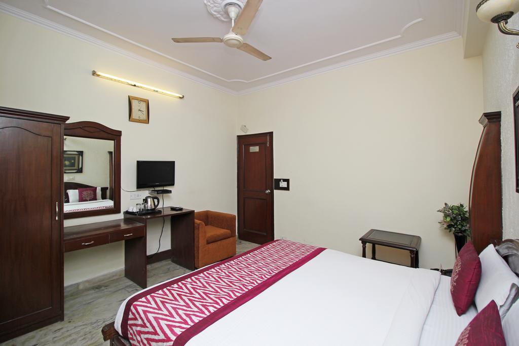 Hotel garden view Delhi  Buitenkant foto