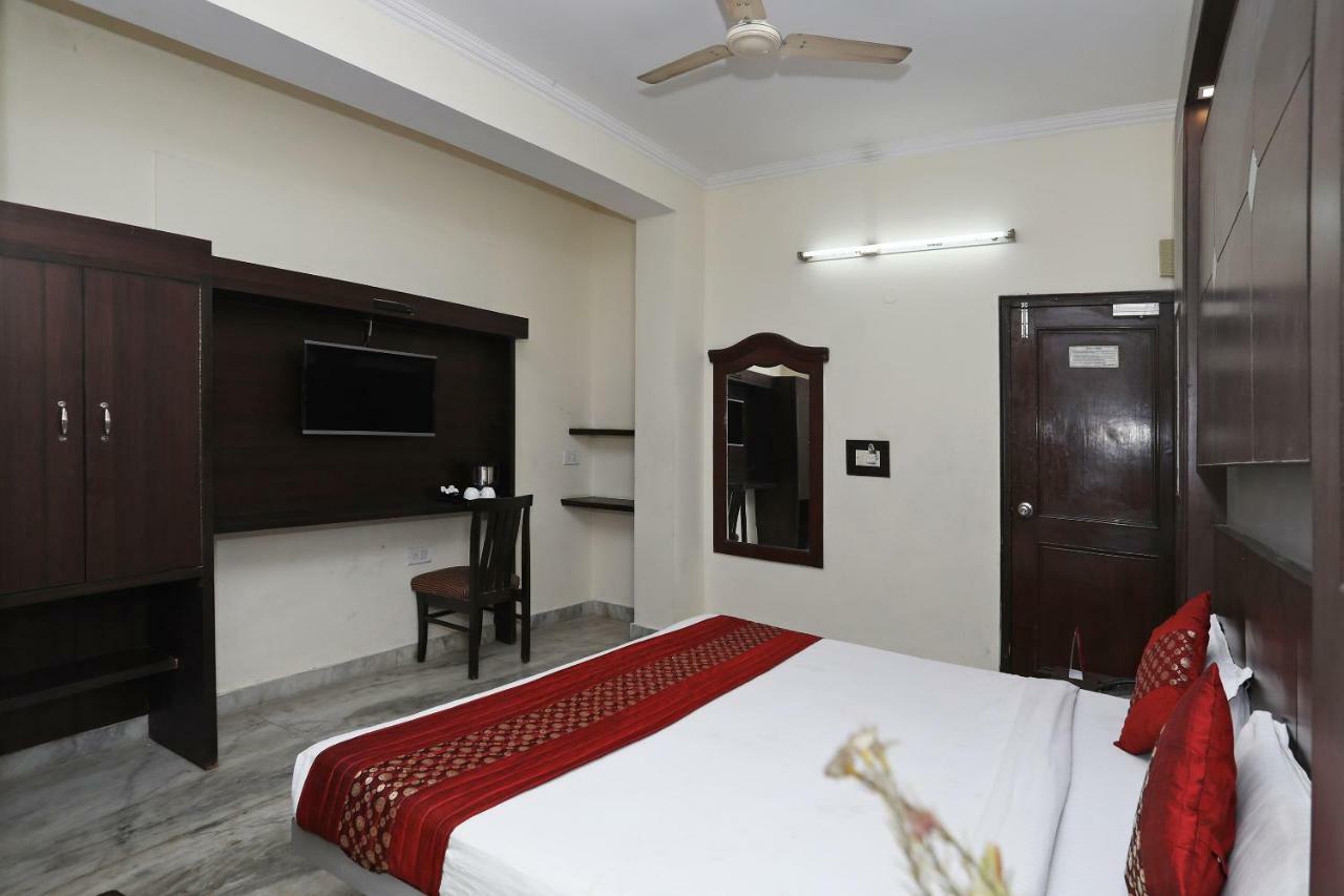 Hotel garden view Delhi  Buitenkant foto